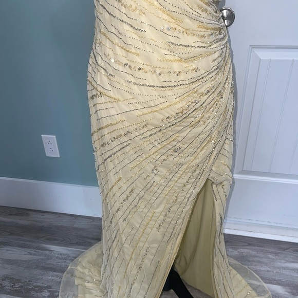 NEW Mac Duggal Beaded sleeveless faux wrap gown in buttercream size 12 - Picture 7 of 16
